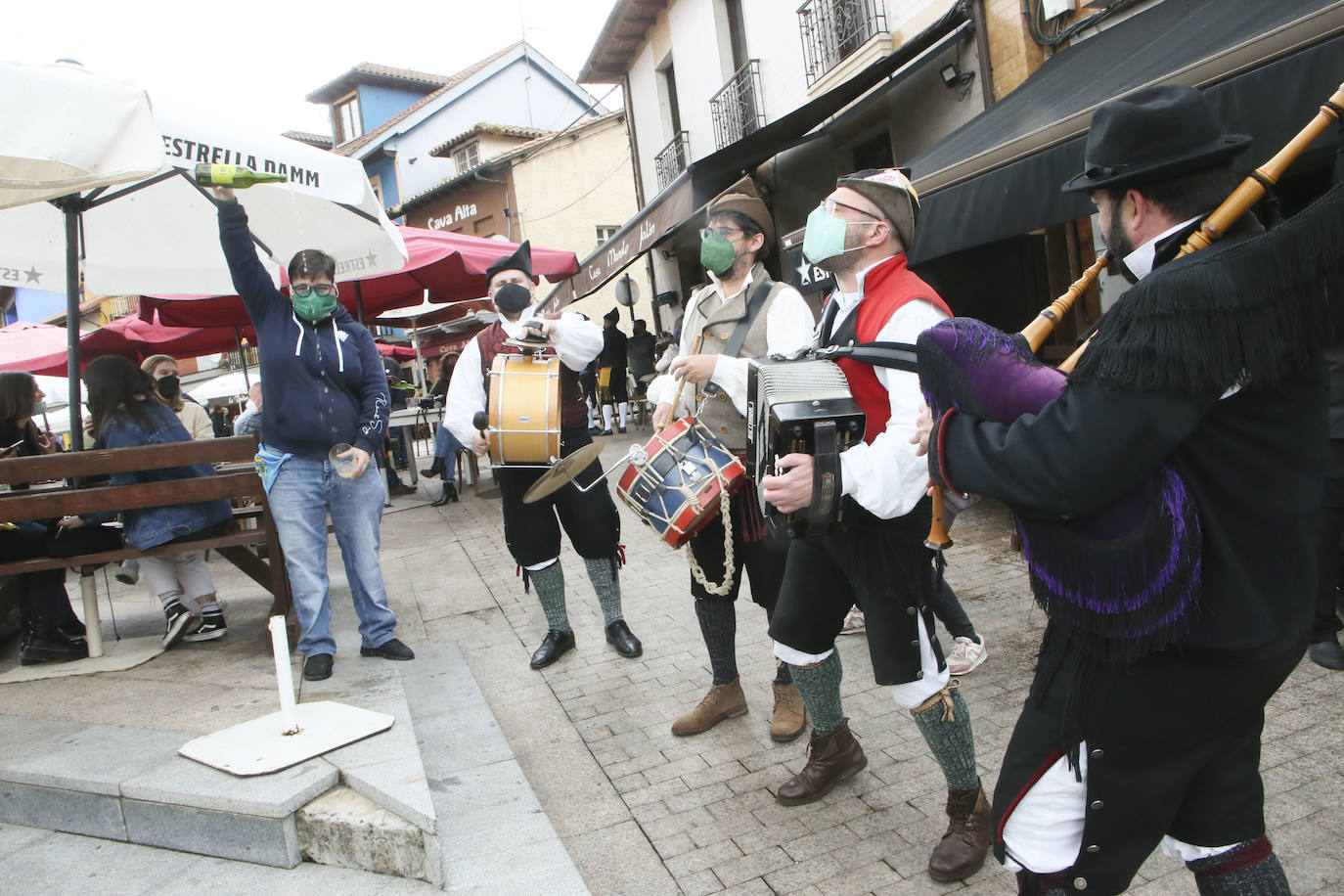 La Pola se preparó para vivir sus Güevos Pintos más locales. El concejo sigue en la situación sanitaria de riesgo extremo, por lo que es la primera vez en la historia en la que los sierenses son los únicos protagonistas. Pero no faltó la celebración de la fiesta, aunque esta vez haya tenido que ser obligatoriamente en la calle.