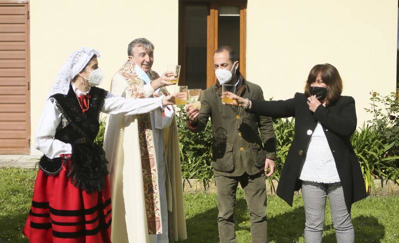 La Pola se preparó para vivir sus Güevos Pintos más locales. El concejo sigue en la situación sanitaria de riesgo extremo, por lo que es la primera vez en la historia en la que los sierenses son los únicos protagonistas. Pero no faltó la celebración de la fiesta, aunque está vez haya tenido que ser obligatoriamente en la calle.