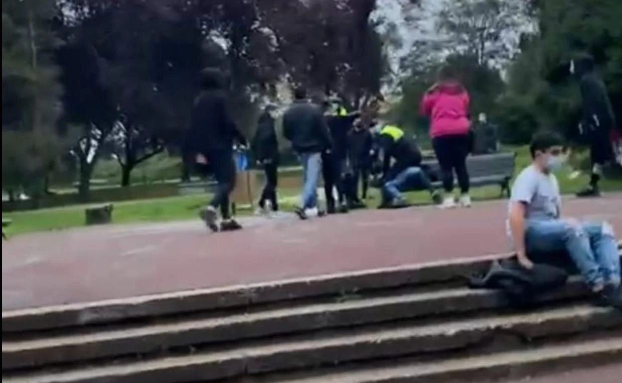 Captura de un vídeo en el que se ve al policía sobre el menor. 