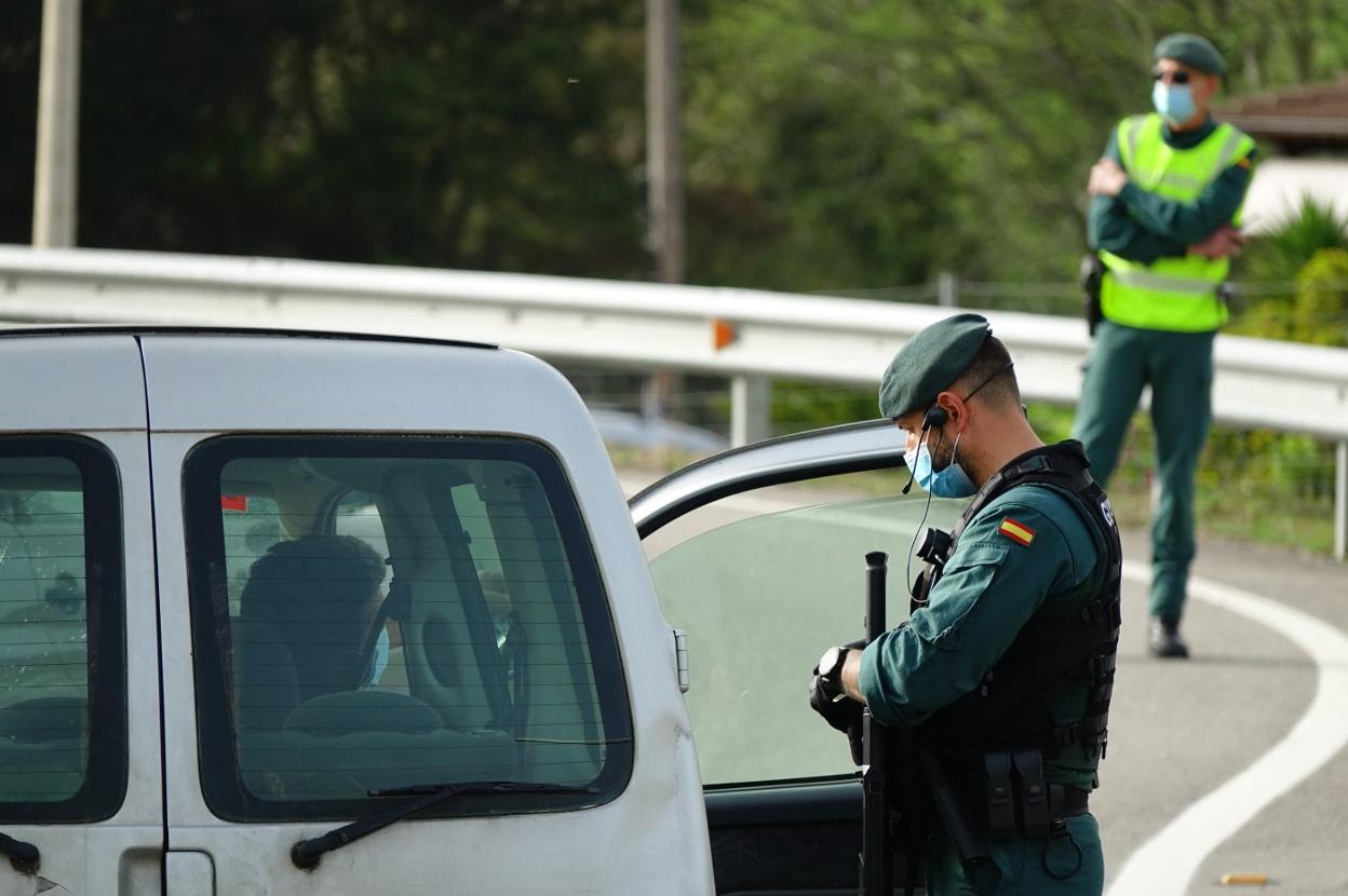 Control de la Guardia Civil durante la Semana Santa en el oriente asturiano. 