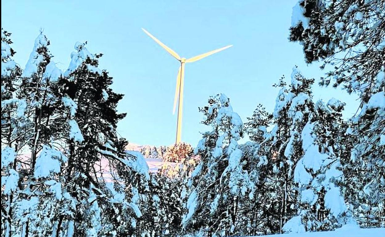 Un aerogenerador del parque eólico Sierra de Tineo. 