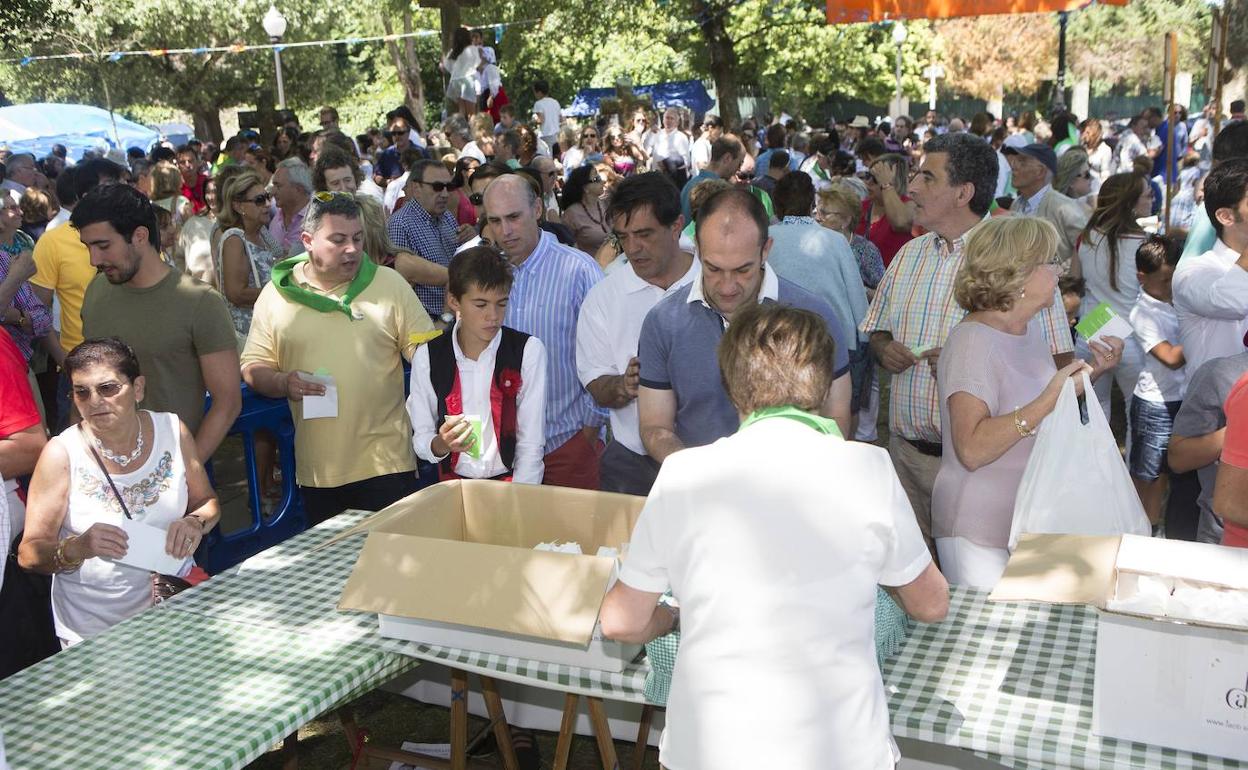 Romería en el prau de la iglesia en las fiestas del Carmen en Somió, en 2016 