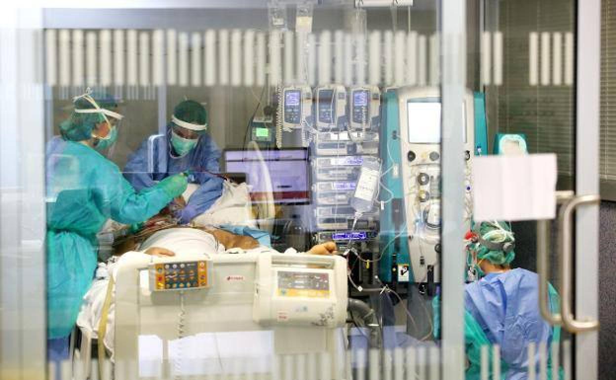 Aumentan las hospitalizaciones en una jornada con 96 nuevos casos y dos fallecimientos