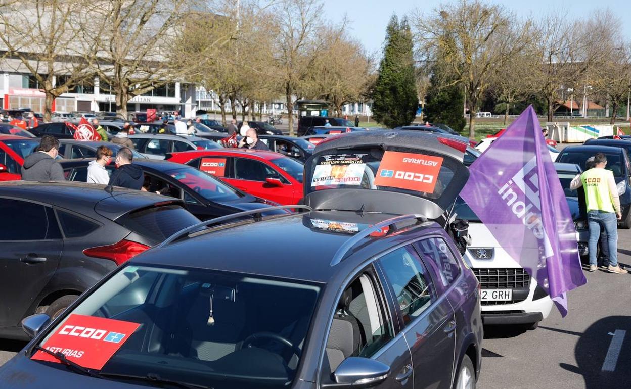 Caravanas de coches que salieron de Gijón con destino a Oviedo en la primera marcha en defensa de la industria del pasado mes.