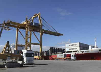 Imagen secundaria 1 - 13h, la policía portuaria supervisa las operaciones en la EBHI. 14h, en la terminal de contenedores hay un trajín continuo de camiones. 17h, la mercancía sale por ferrocarril