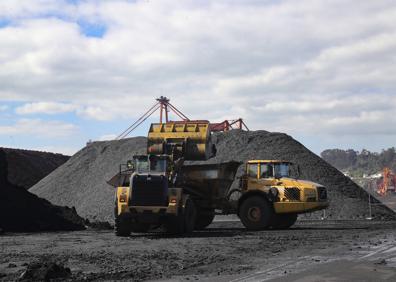 Imagen secundaria 1 - 19h, las máquinas apilan minerales en los muelles. 20h, termina el día. La actividad se ralentiza, pero no para. 23h, los muelles dormitan, el personal sigue de guardia. Esta noche no hay buques previstos