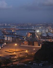 Imagen secundaria 2 - 19h, las máquinas apilan minerales en los muelles. 20h, termina el día. La actividad se ralentiza, pero no para. 23h, los muelles dormitan, el personal sigue de guardia. Esta noche no hay buques previstos