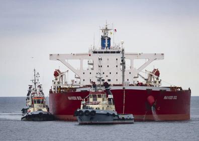 Imagen secundaria 1 - 5h, en el muelle de Rendiello, descargan los barcos de pesca. 7h30, la lancha del práctico vuelve a puerto tras llevarlo a un buque. 8h, los remolcadores asisten la manioabra de atraque de los mayores buques