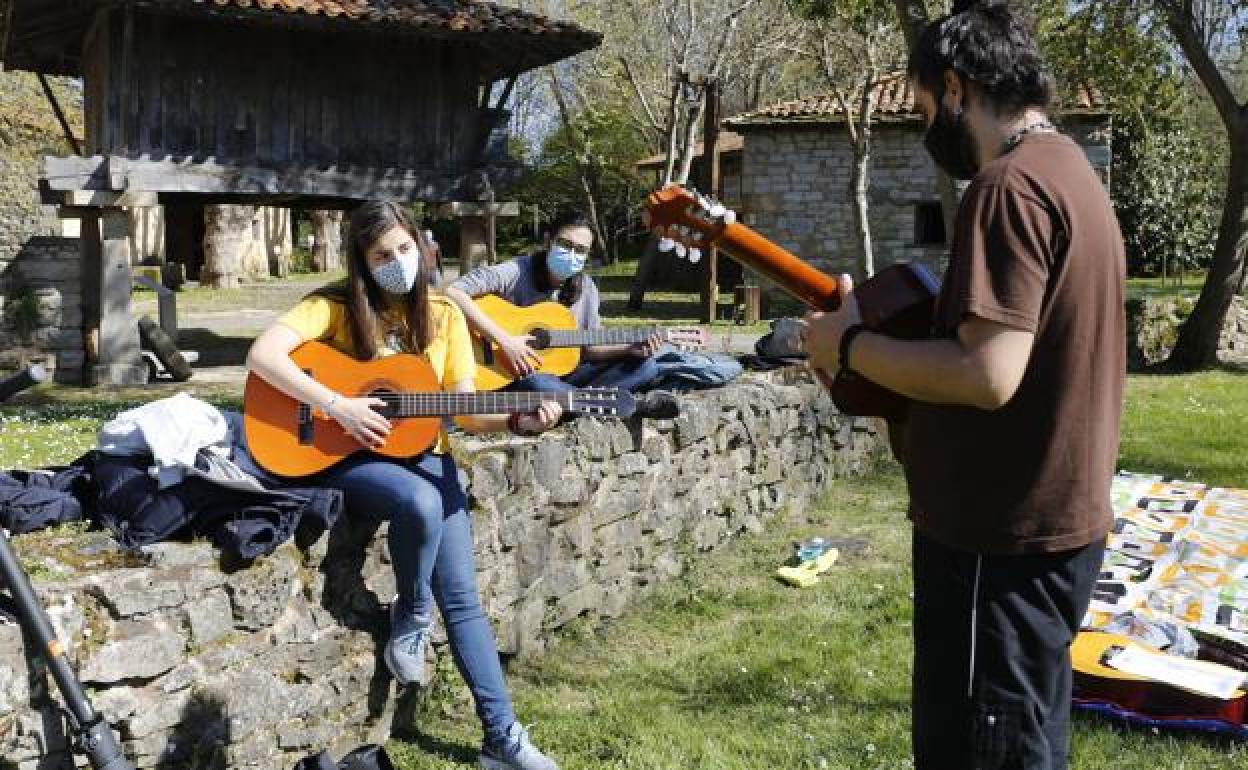 Talleres de Abierto hasta el Amanecer en el Pueblo de Asturias.