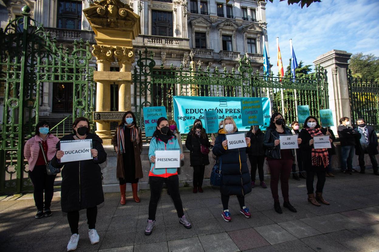 Protesta de las familias antes la Junta General del Principado, en marzo. 