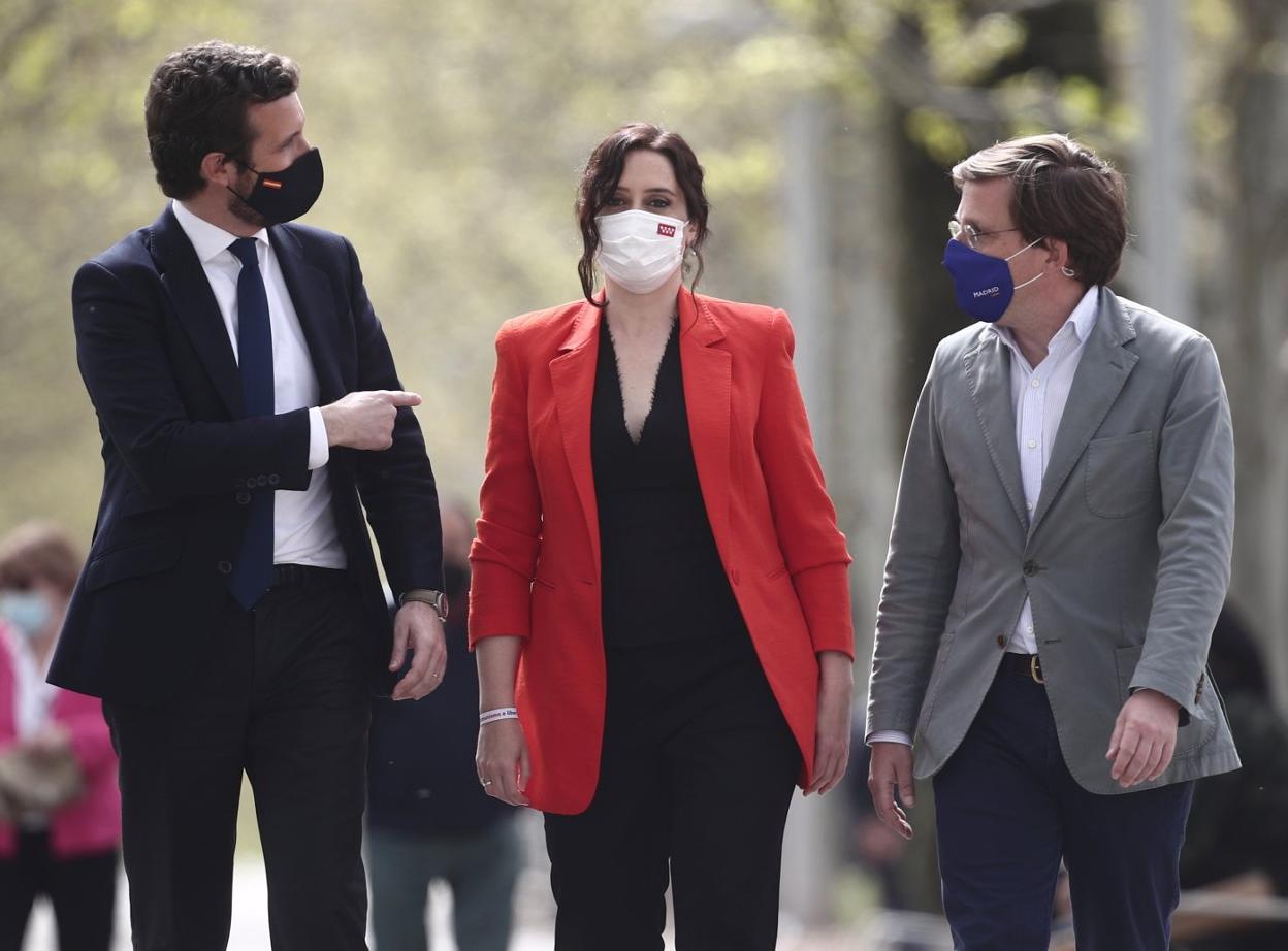 Casado conversa con Ayuso y Martínez-Almeida antes de la presentación de la candidatura del PP a las elecciones del 4-M. 