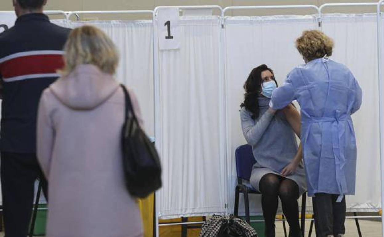 Una docente de Asturias recibe la vacuna 