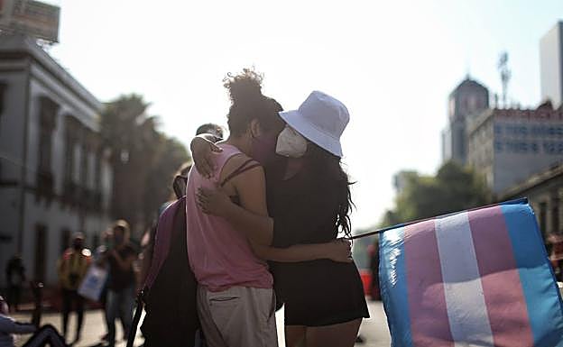 Los transexuales se echan a la calle para doblar el brazo al PSOE