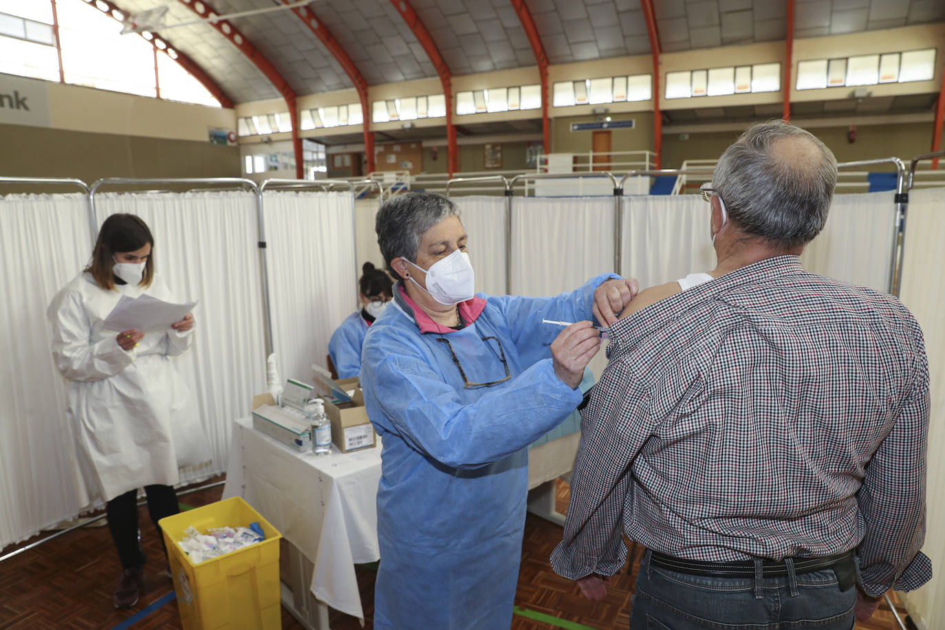 Asturias continúa con la vacunación masiva de mayores, un día después de que Sanidad anunciara la suspensión de las inoculaciones con AstraZeneca a los menores de 60 años.