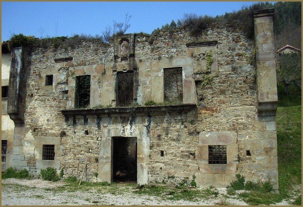 Palacio Sánchez de Caso, en Cerébanes (Peñamellera Baja). «Pérdida total del edificio por derrumbe de cubierta y efecto de la vegetación». Del siglo XVIII. 