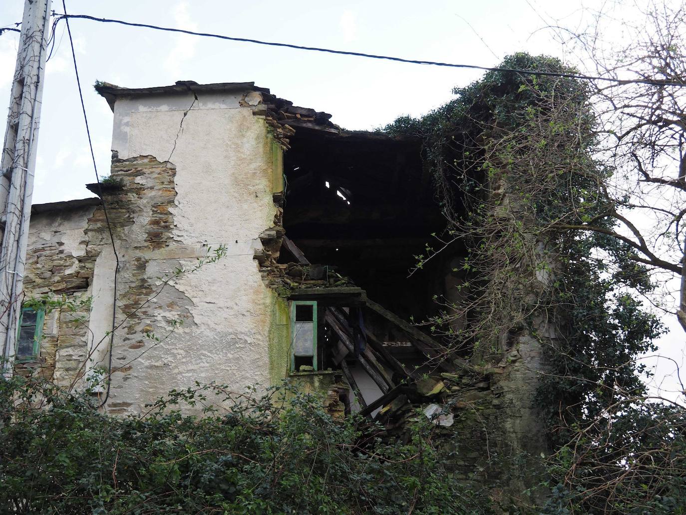 Palacio del Condado de Altamira, en San Tirso de Abres. Se encuentra en mal estado de conservación, parcial derrumbe de la torre occidental. Siglo XVI.