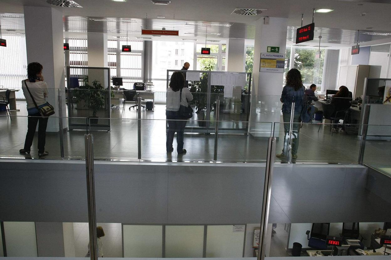 Imagen de archivo de mujeres en las oficinas del Servicio Público de Empleo del Principado en Avilés. 
