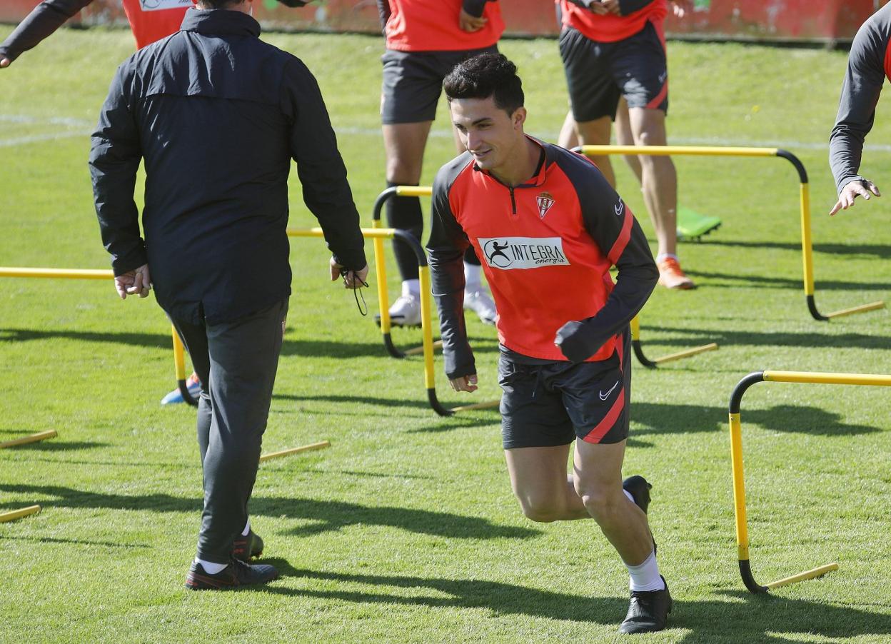 Manu García realiza un ejercicio durante la sesión preparatoria de ayer.