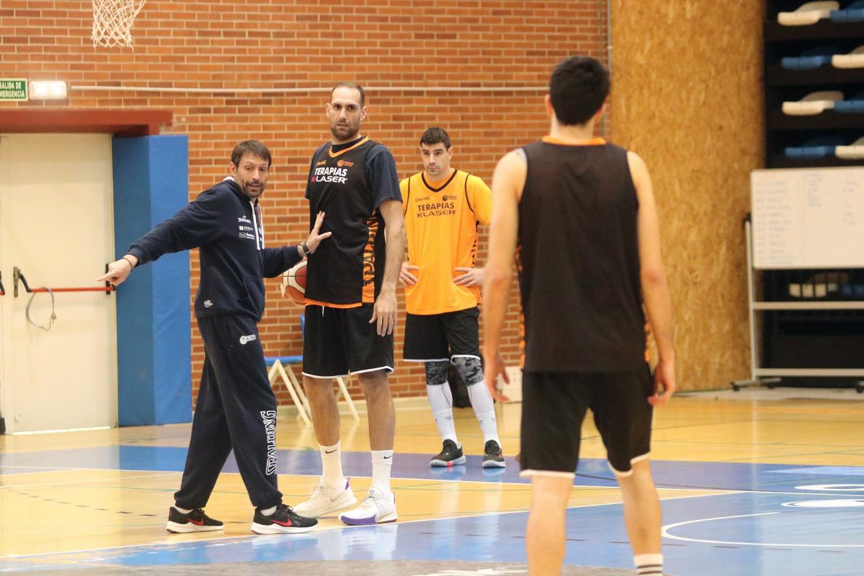 Natxo Lezkano da indicaciones a Óliver Arteaga. 