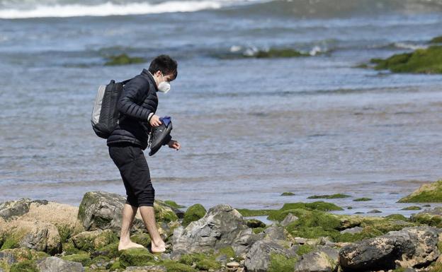 Las mascarillas solo serán obligatorias durante los paseos en las piscinas y en las playas