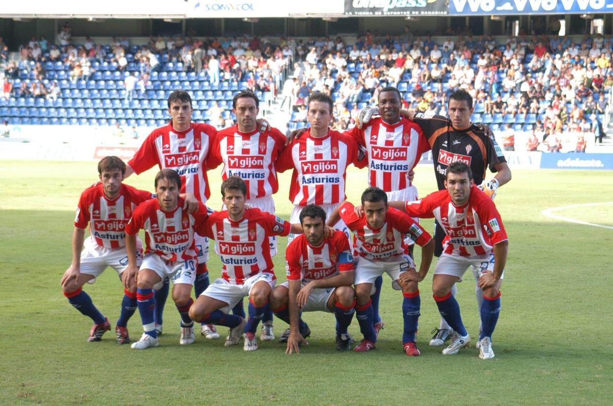 Alineación inicial del Sporting en Tenerife el 15 de octubre de 2006. De izquierda a derecha, arriba, Míchel, Juanmi, Jony López, Congo y Roberto. Agachados, Samuel, Gerardo, Andreu, Sastre, Diego Castro y Barral. 