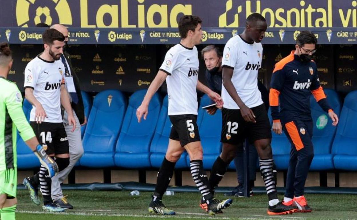 Mouctar Diakhaby (2d), durante su retirada junto a sus compañeros del césped del Carranza.