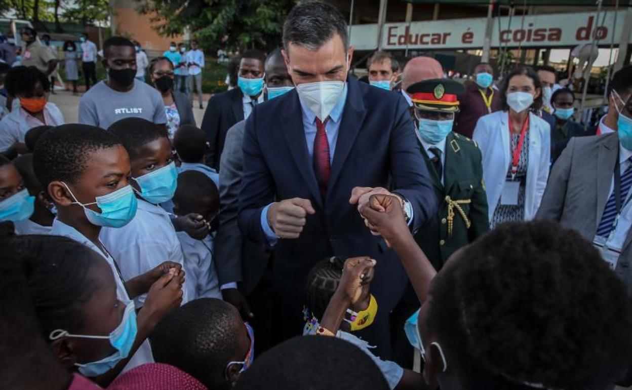 Pedro Sánchez, durante su visita en Angola