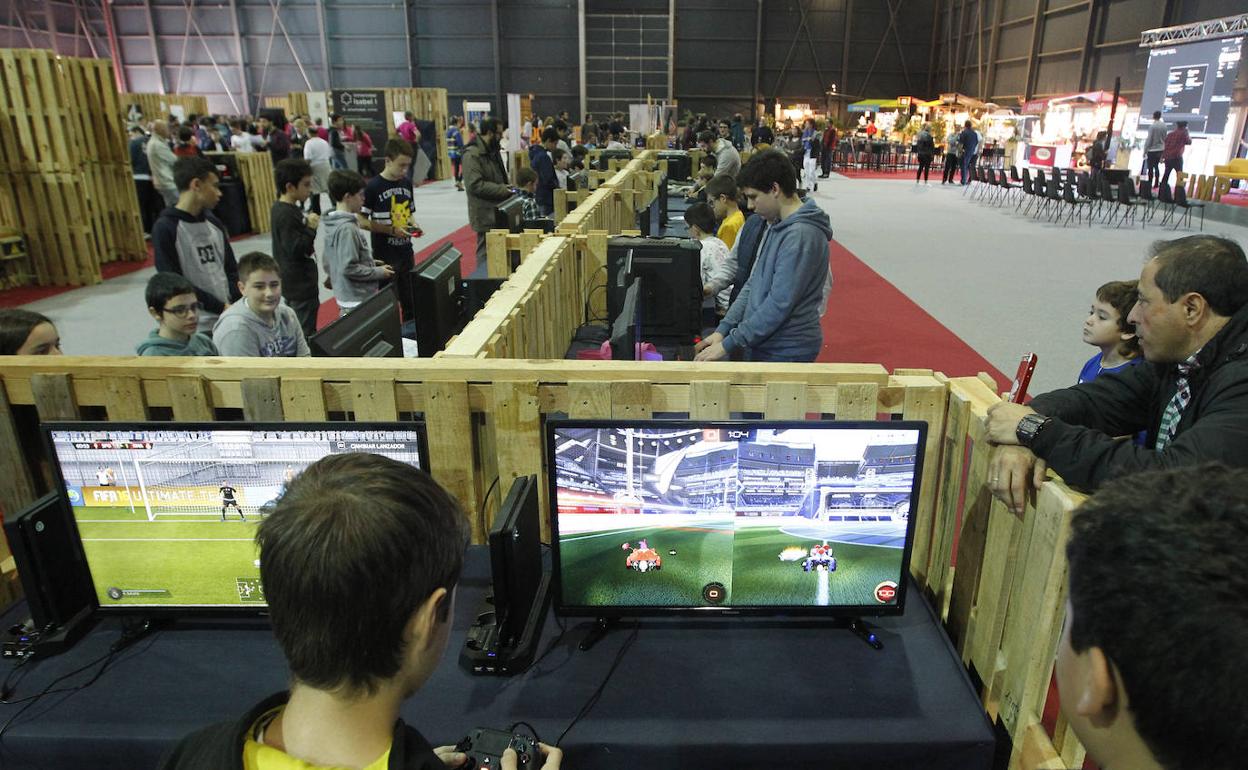 Niños juegan con videojuegos en el Foro Internet Meeting Point,