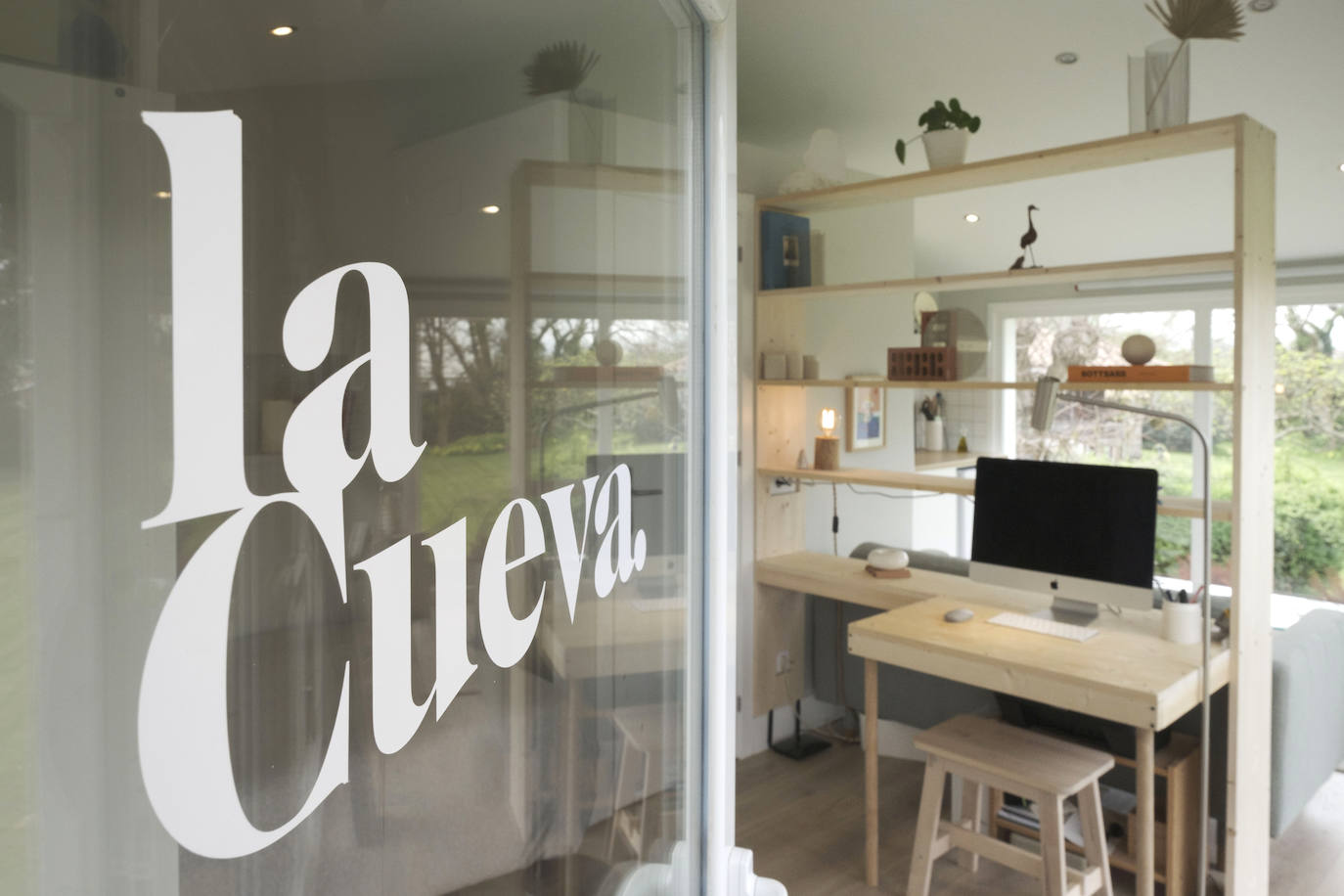 De un espacio abierto y muy utilizado en verano, a práctico estudio acristalado y que cuenta con un taller de cerámica en la planta baja. Esta semana nos abre las puertas de su casa Cova del Campo.