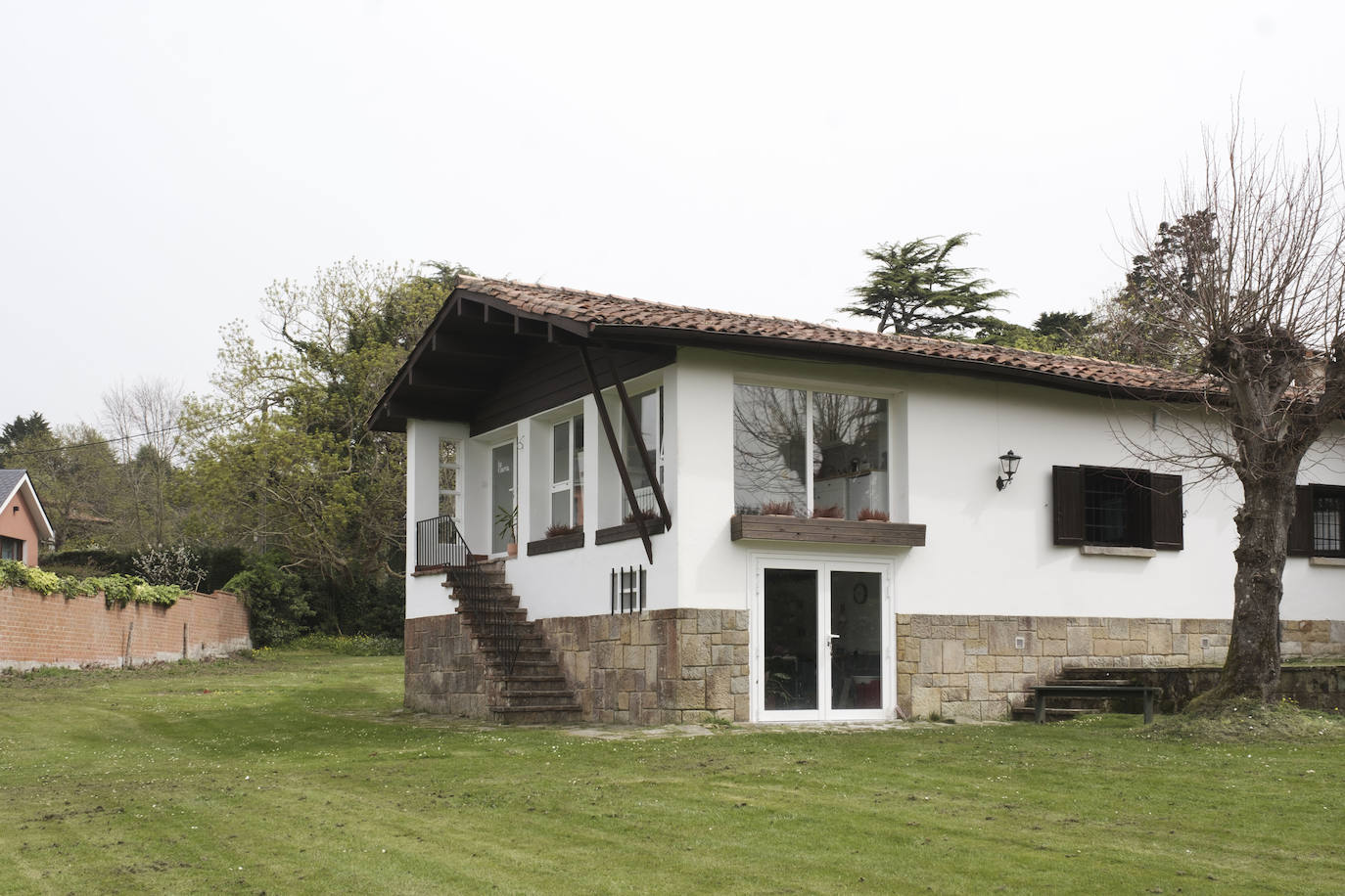 De un espacio abierto y muy utilizado en verano, a práctico estudio acristalado y que cuenta con un taller de cerámica en la planta baja. Esta semana nos abre las puertas de su casa Cova del Campo.