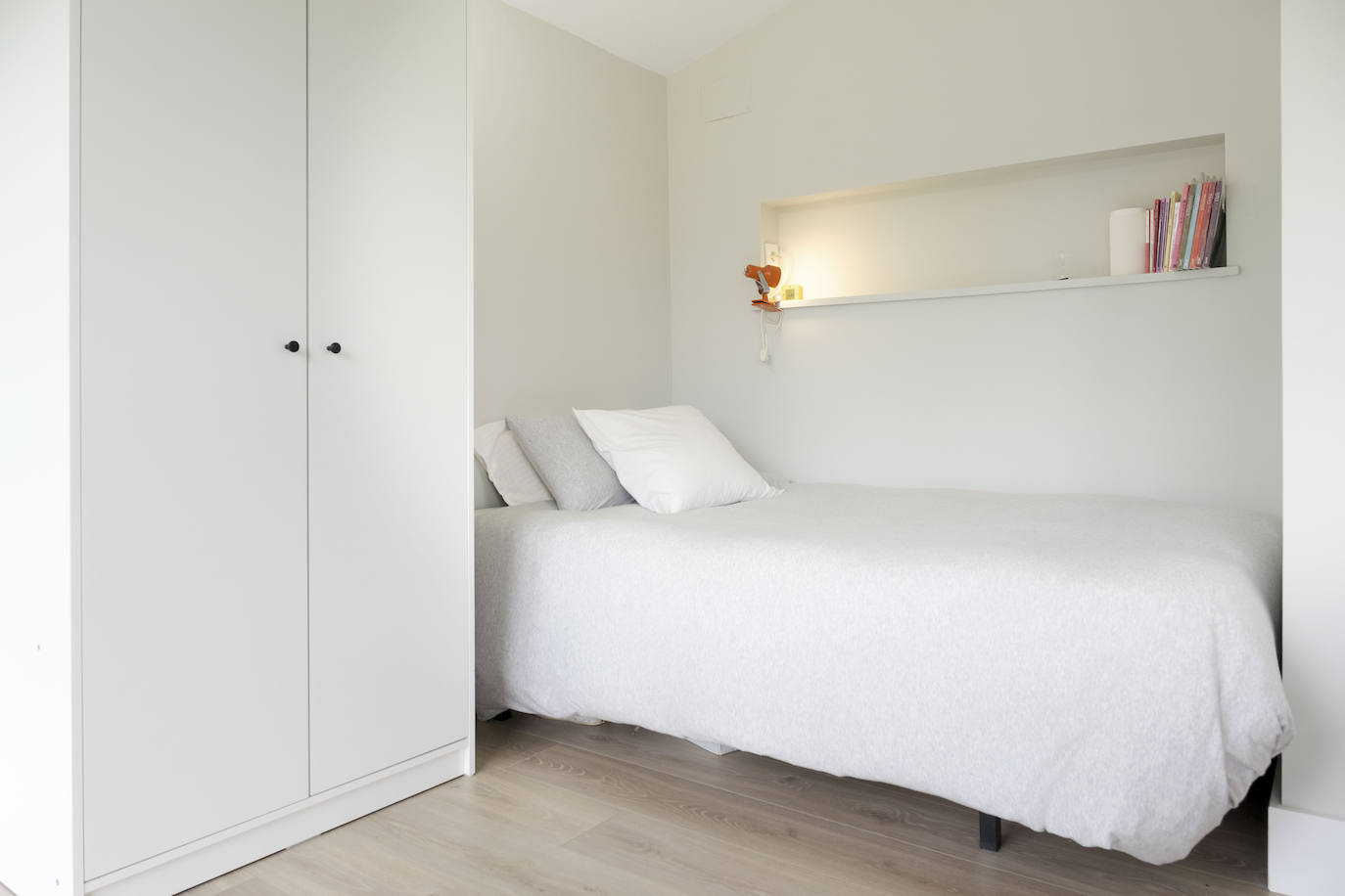 De un espacio abierto y muy utilizado en verano, a práctico estudio acristalado y que cuenta con un taller de cerámica en la planta baja. Esta semana nos abre las puertas de su casa Cova del Campo.