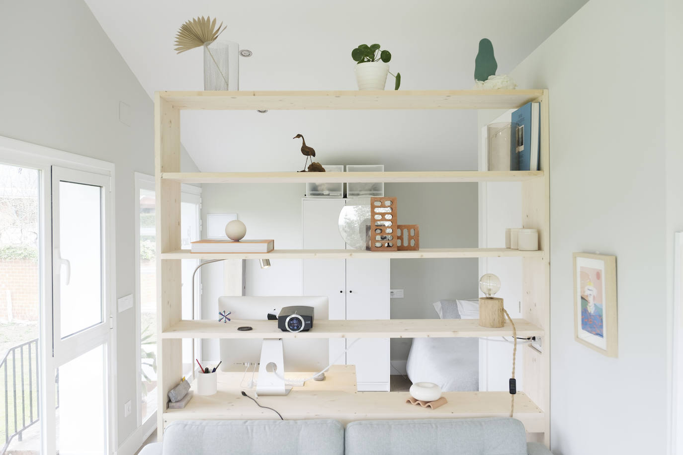 De un espacio abierto y muy utilizado en verano, a práctico estudio acristalado y que cuenta con un taller de cerámica en la planta baja. Esta semana nos abre las puertas de su casa Cova del Campo.