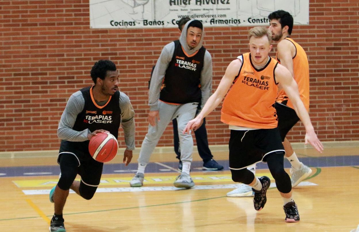 Los jugadores del Liberbank, en la víspera del viaje a Granada. 