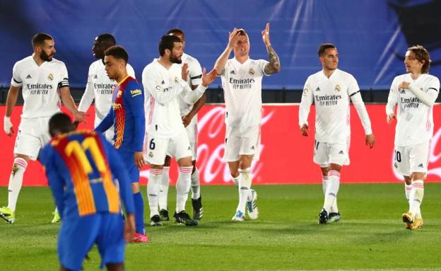 Los jugadores del Madrid celebran el gol de Kroos ante la desolación de Dembélé y Dest.