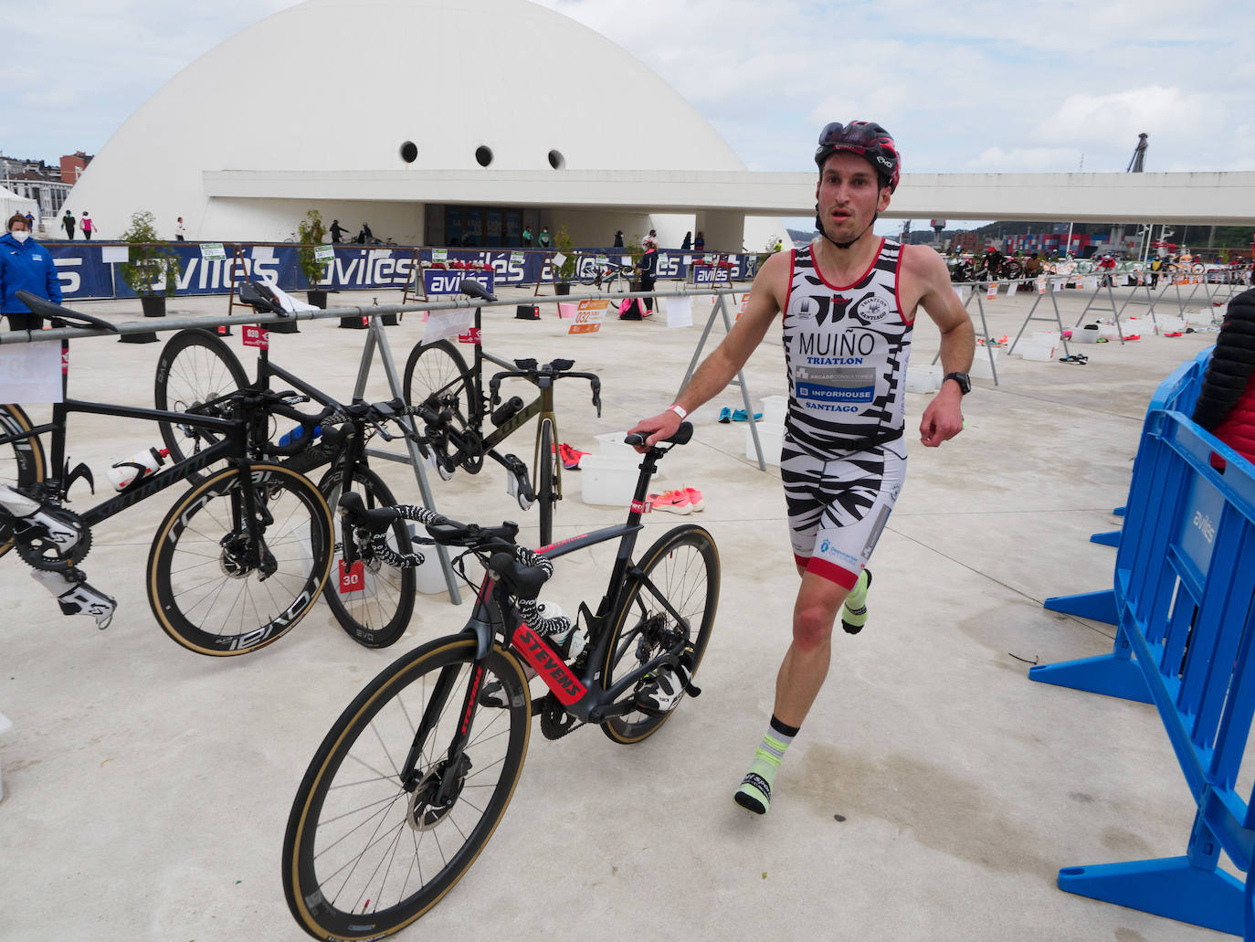 El onubense Emilio Martín consiguio un nuevo triunfo en el Nacional de Duatlón celebrado en Avilés. Sara Guerero obtuvo el título femenino.