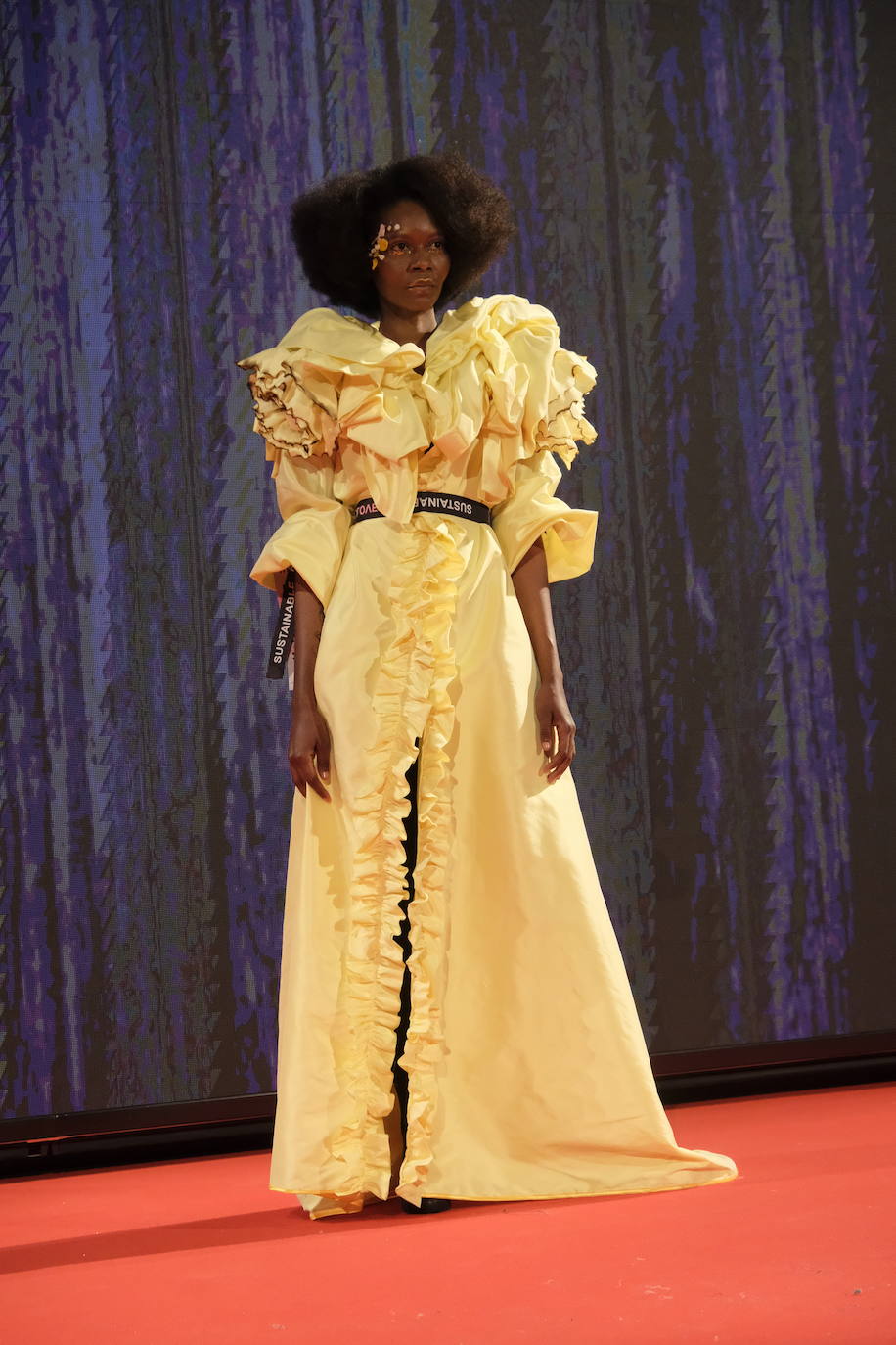 La diseñadora asturiana María Lafuente desfiló este domingo en la Mercedes-Benz Fashion Week Madrid. Con esta vez son treinta las veces y quince los años en los que ha tomado parte en la cita de moda más importante del calendario nacional. Lafuente presentó en el escenario 'Off' su colección 'Cocoon' ('renacimiento'), un homenaje a la libertad, la reinvención y el poder de transformación interior de cada individuo.