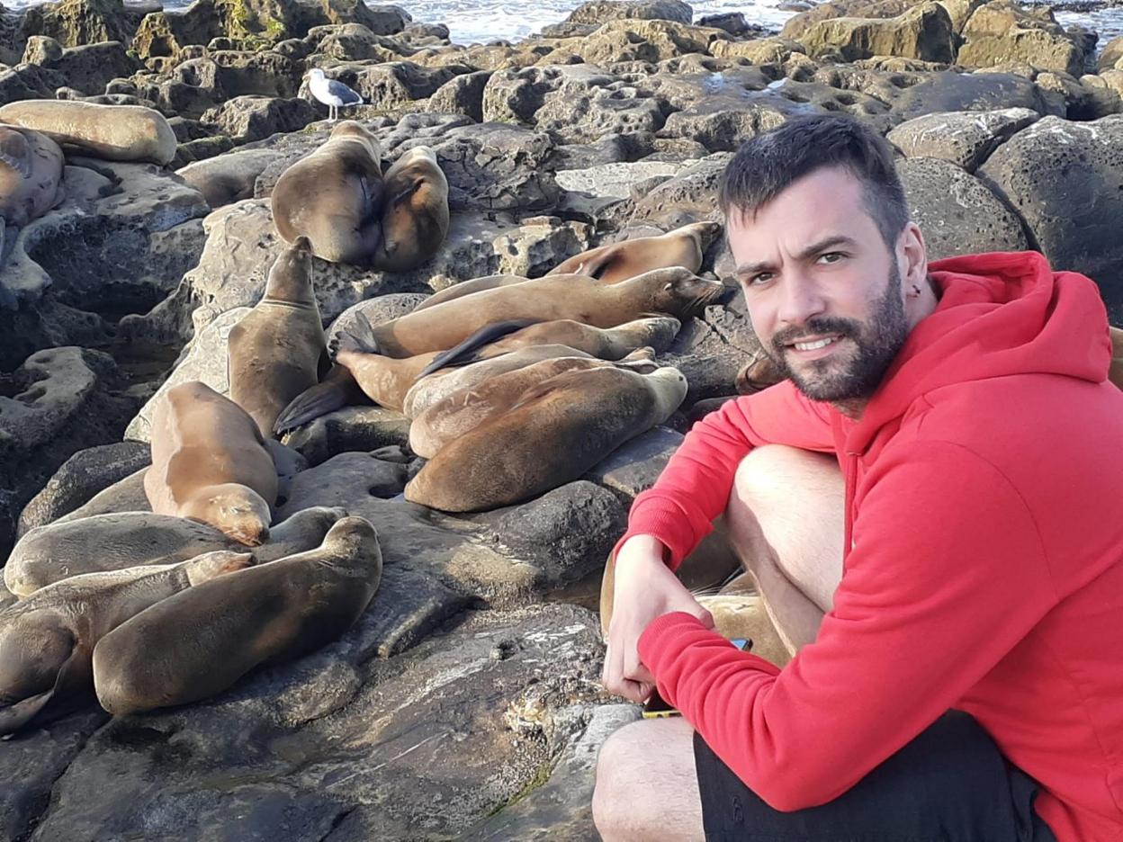 El gijonés Iván Menéndez, rodeado de focas, en una playa estadounidense. 