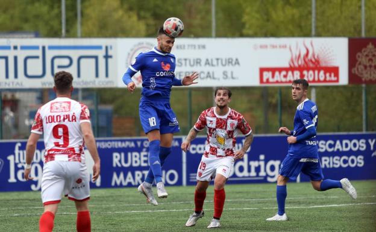 Despeje de un jugador del Covadonga. 