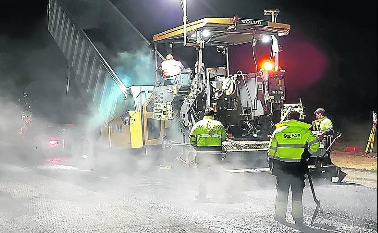 Imagen de los trabajos de reasfaltado que se llevaron a cabo en la noche el pasado día 6