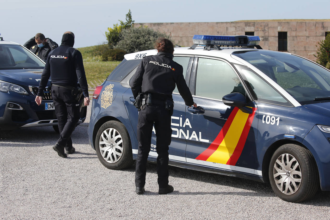 Las fuerzas de seguridad buscan en el litoral gijonés a un vecino de Trubia de 40 años que falta de su domicilio desde la tarde de este domingo. 