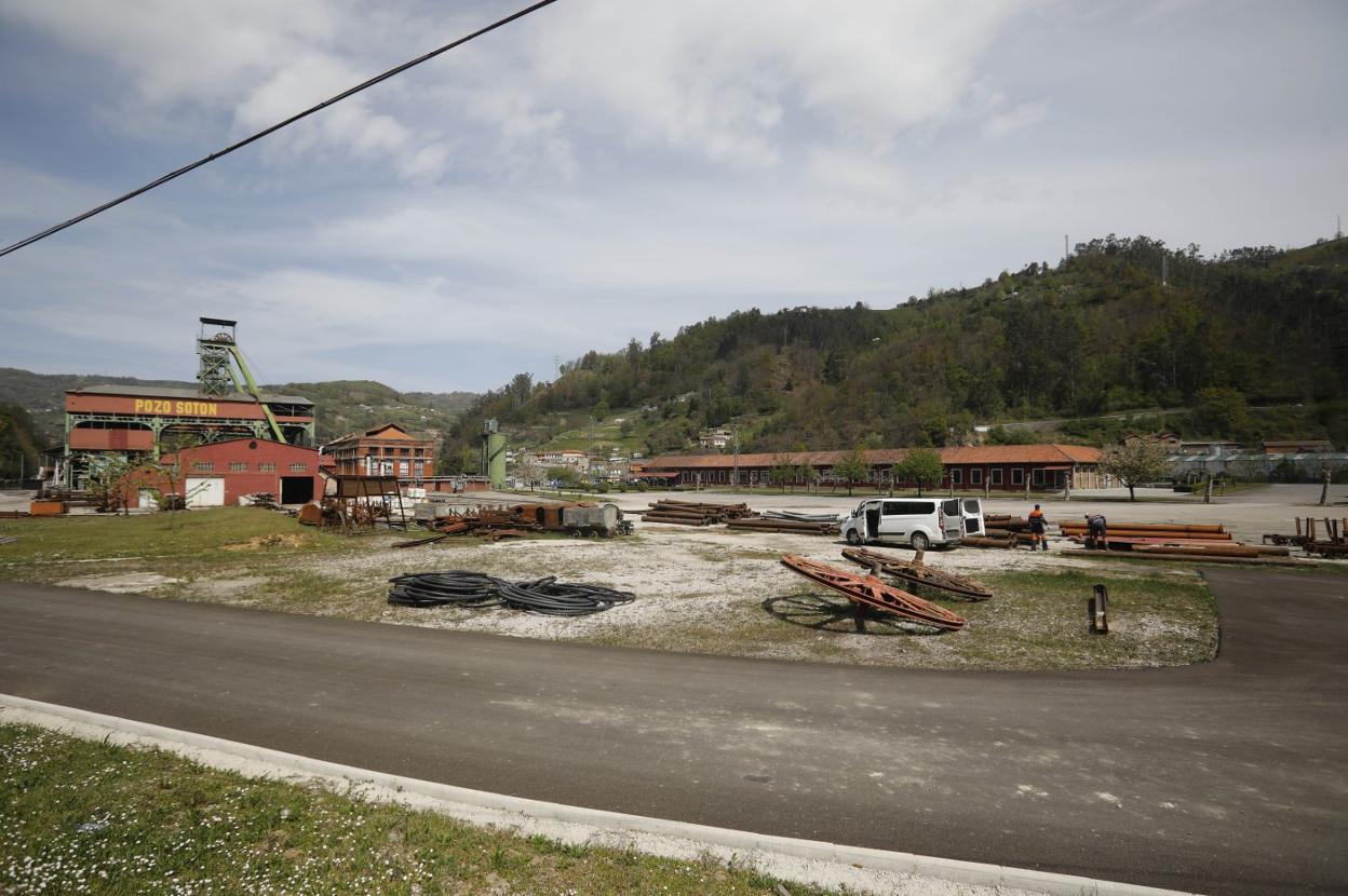 Al fondo, el edificio de oficinas que va a ser rehabilitado en el pozo Sotón. 