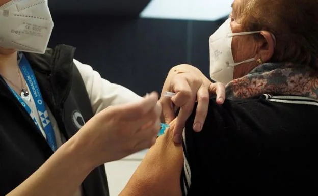 España tendrá más personas vacunadas contra la covid que contagiadas esta semana