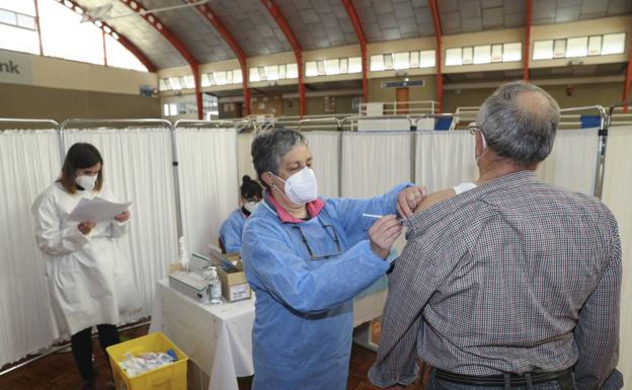 Un hombre se vacuna en Luarca. 
