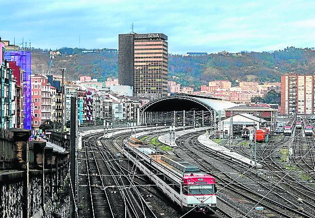 Bilbao. Playa de vías que se prevé soterrar en paralelo a la reforma de la estación de Abando. 