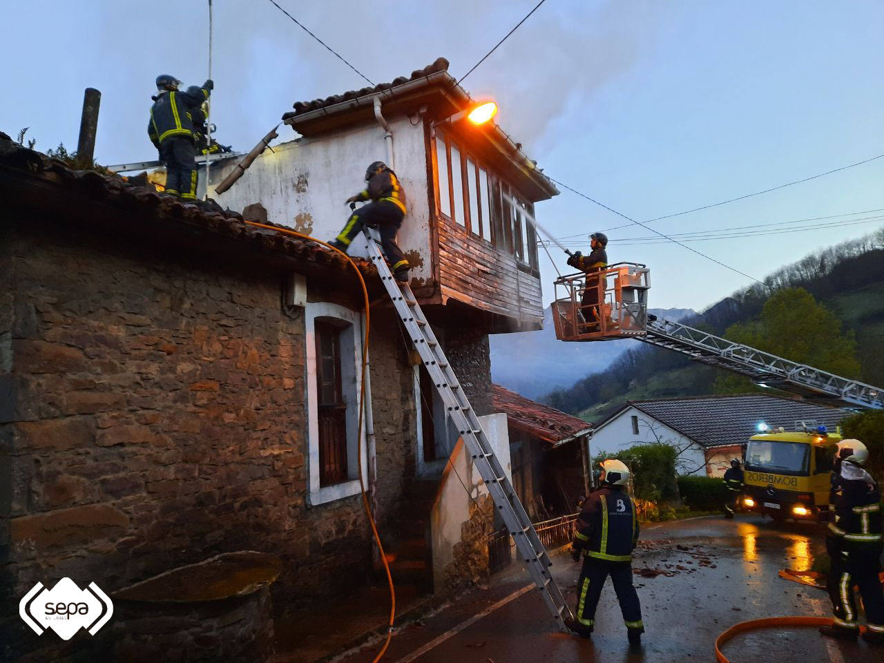 Efectivos de Bomberos del Servicio de Emergencias del Principado de Asturias (SEPA) extinguieron la pasada madrugada un incendio declarado en una vivienda que se calcinó por completo en La Juncar, Riosa. No había nadie en su interior, pero si tenía construcciones anexas. 