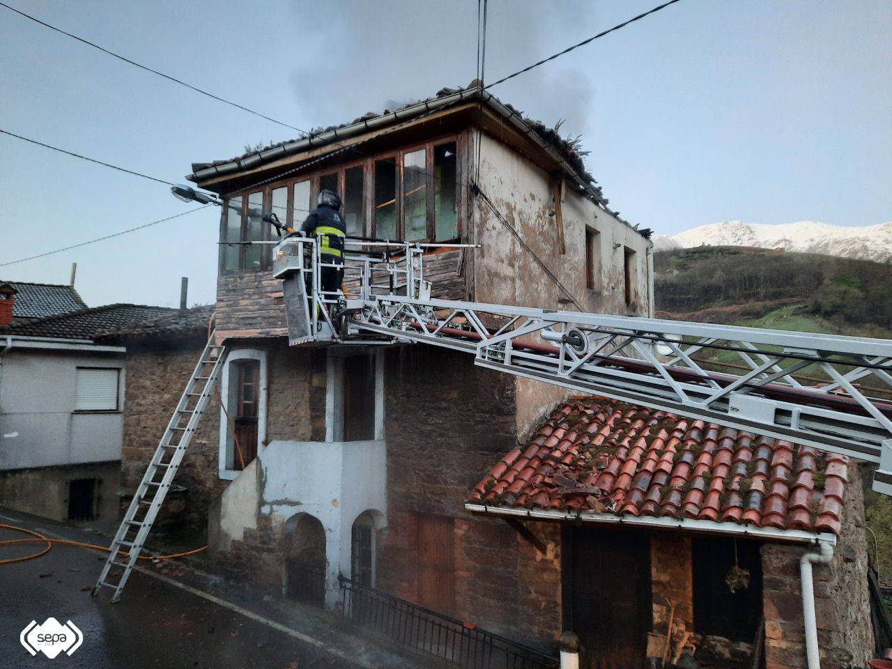 Efectivos de Bomberos del Servicio de Emergencias del Principado de Asturias (SEPA) extinguieron la pasada madrugada un incendio declarado en una vivienda que se calcinó por completo en La Juncar, Riosa. No había nadie en su interior, pero si tenía construcciones anexas. 