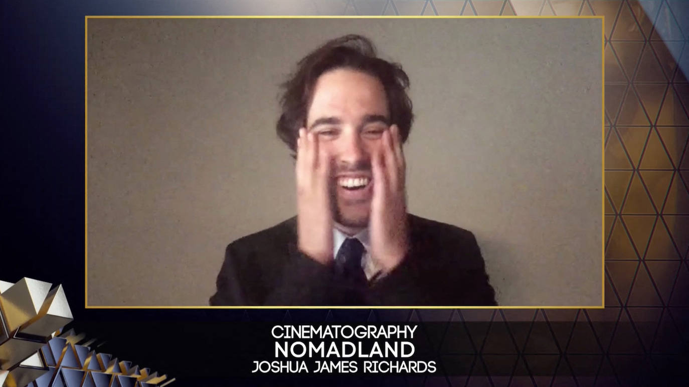 Las videoconferencias con los galardonados y representantes de los títulos premiados, entre los que destaca 'Nomadland', la gran triunfadora de la noche, dejaron imágenes divertidas y emotivas.