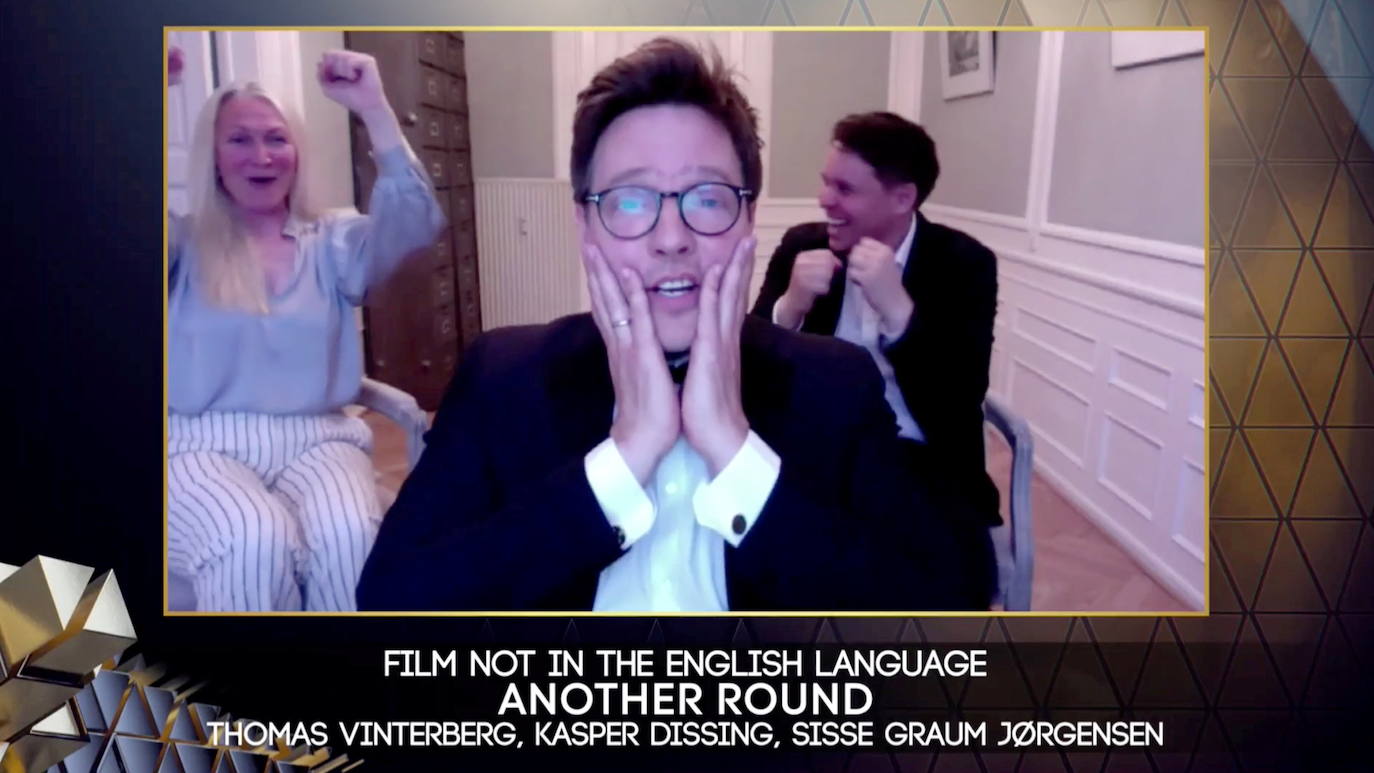 Las videoconferencias con los galardonados y representantes de los títulos premiados, entre los que destaca 'Nomadland', la gran triunfadora de la noche, dejaron imágenes divertidas y emotivas.