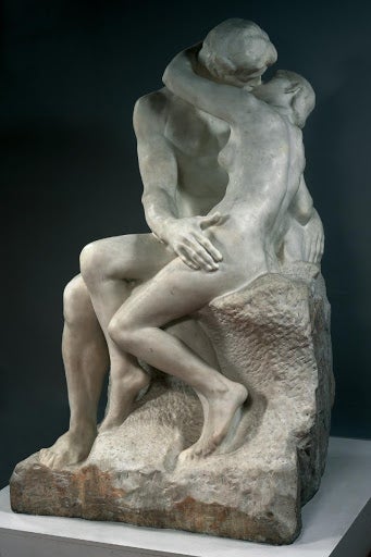 Auguste Rodin (1840-1917) esculpió 'El Beso' con sus manos, inspirándose para ello en el infierno de Dante Alighieri. La obra representa a los amantes Paolo Malatesta y Francesca da Rimini, asesinados entre 1283 y 1286 por Gian Ciotto Malatesta, hermano de él y esposo de ella, al descubrir su pasión.