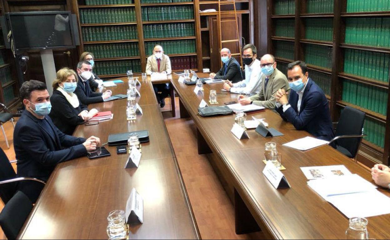 La reunión de la alcaldesa y el viceconsejero de Infraestructuras en la reunión en el ministerio con el secretario general de Infraestructuras. 